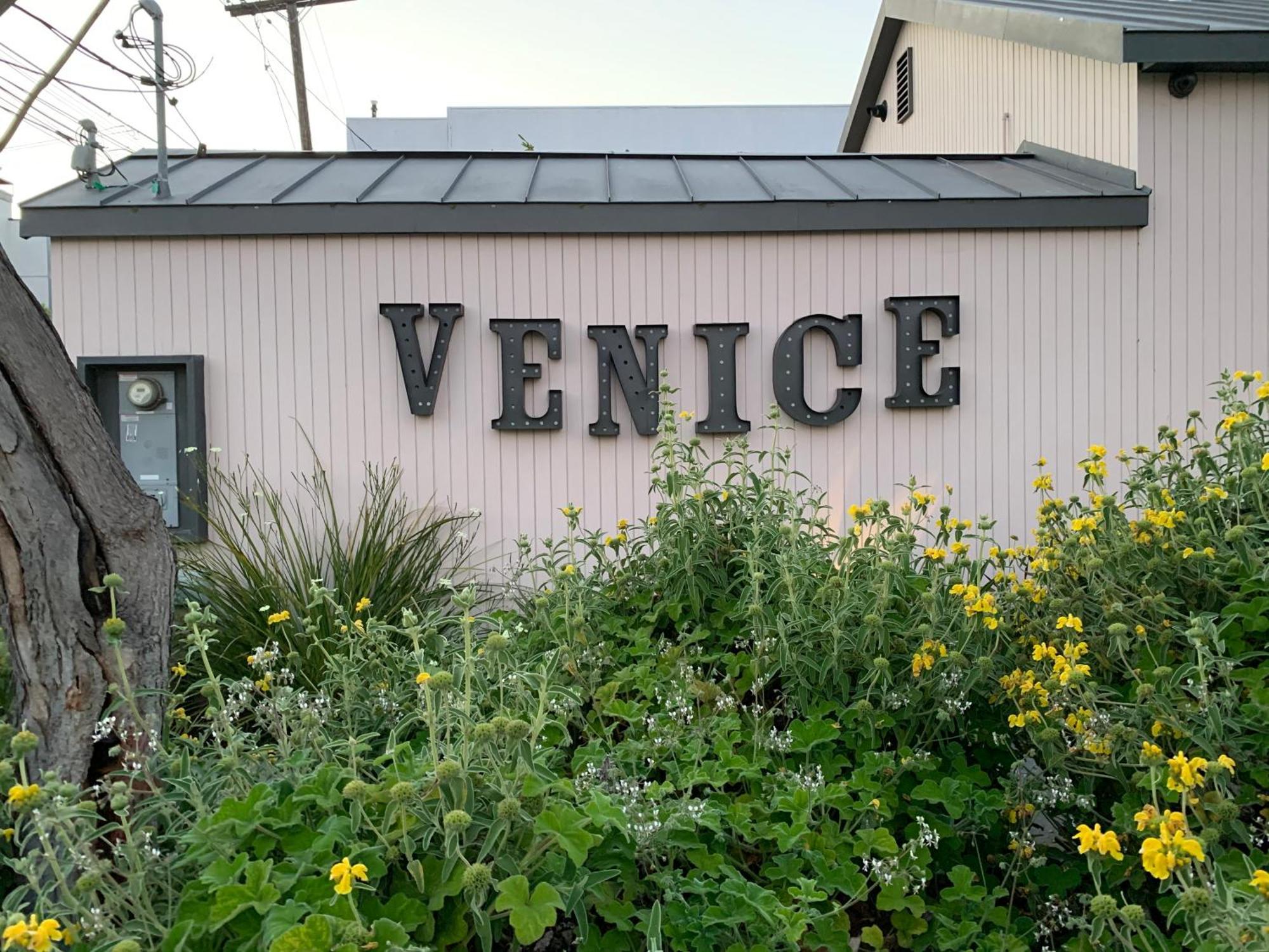 Chic Venice Steps From The Canals & Ferienhaus